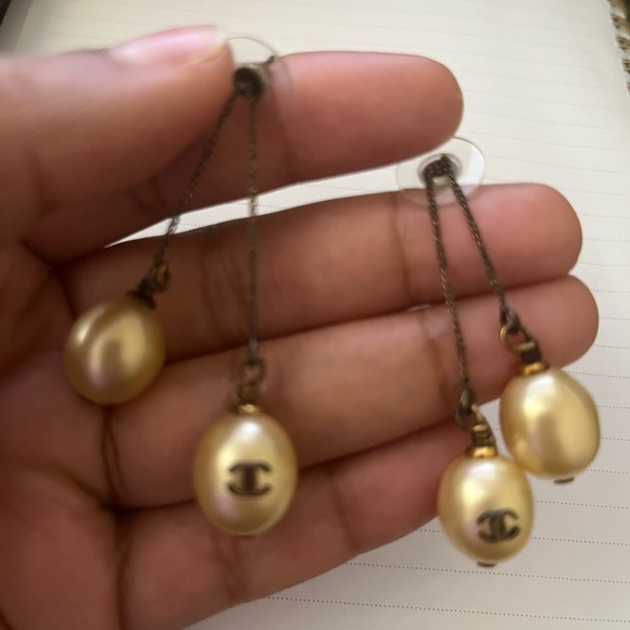 Chanel pearl drop earrings - Picture 2 of 5